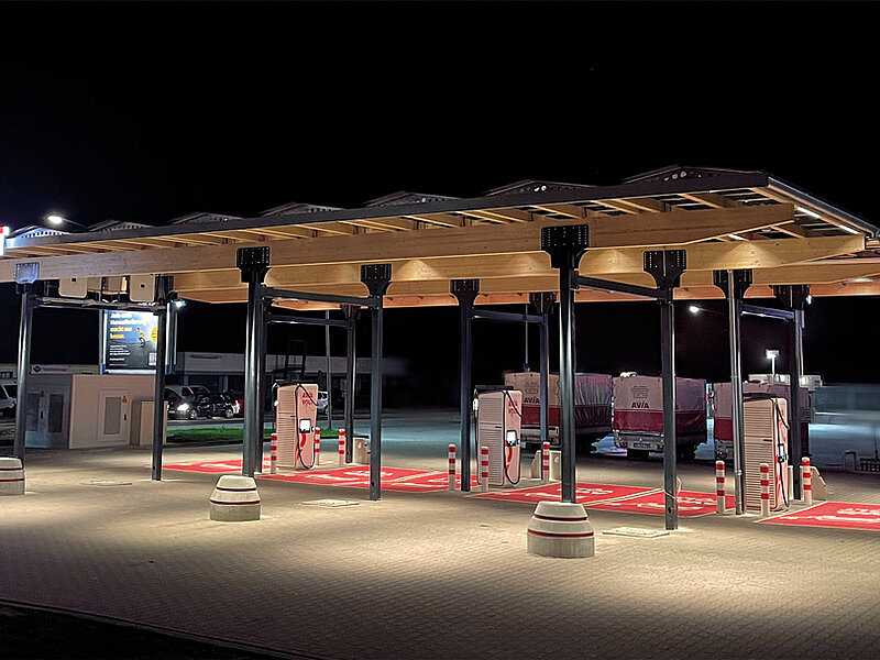 AVIA eröffnet Prototyp des AVIA Volt Ladeparks 