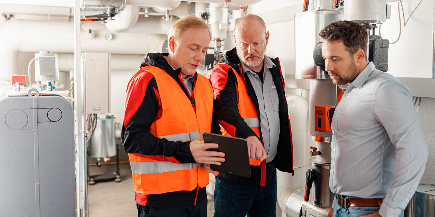 Männer schauen auf Tablet