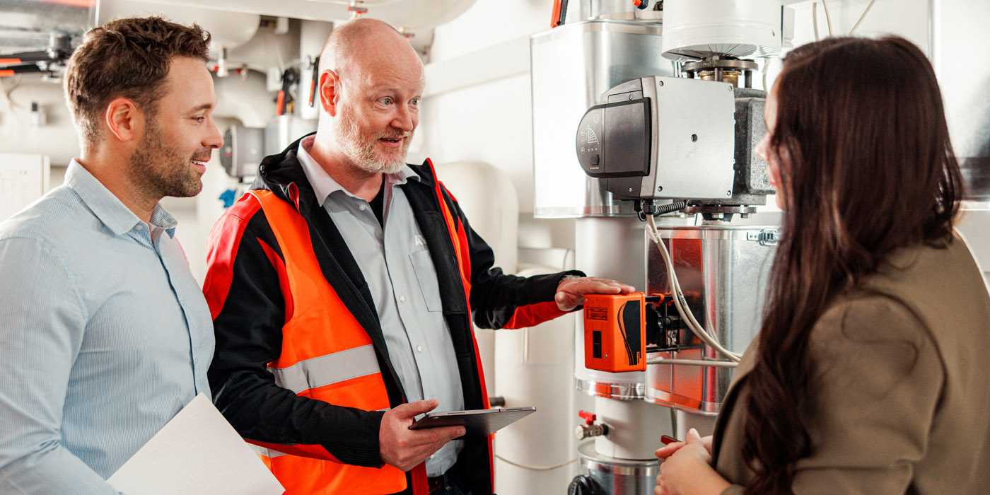 Monteur erklärt Heizung