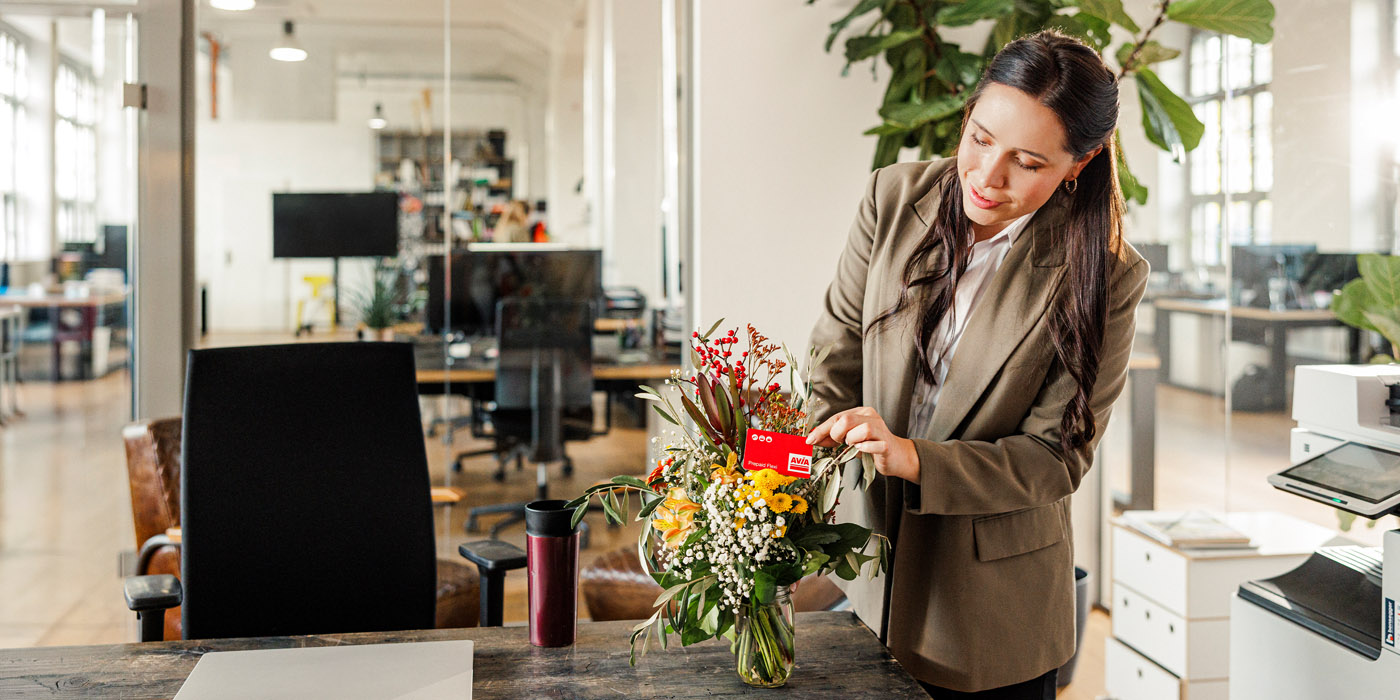 Geschenkarte im Blumenstrauß