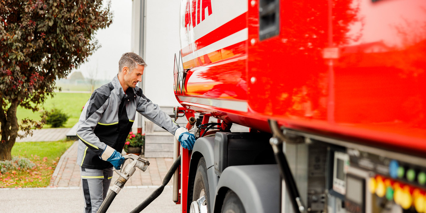 Fahrer bringt Heizöl