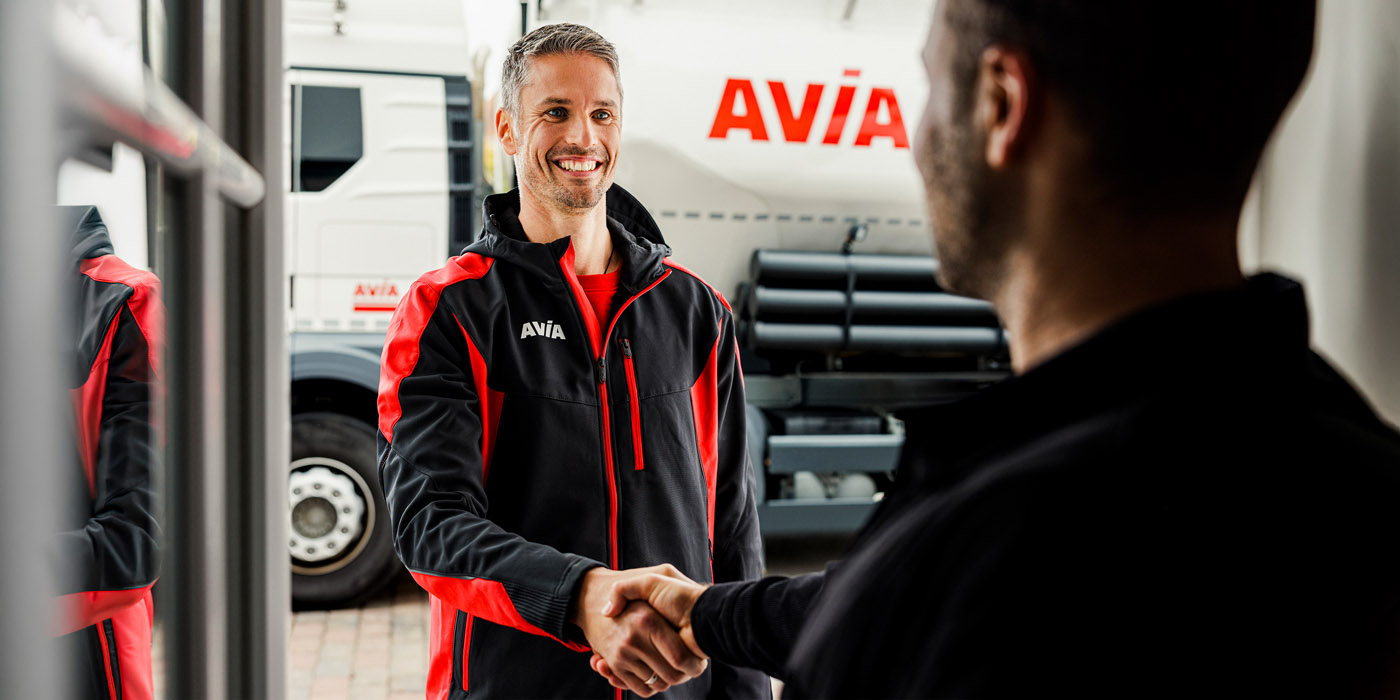 Tankwagenfahrer begrüßt Kunden