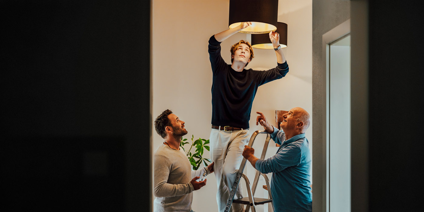 Männer wechseln Leuchtmittel