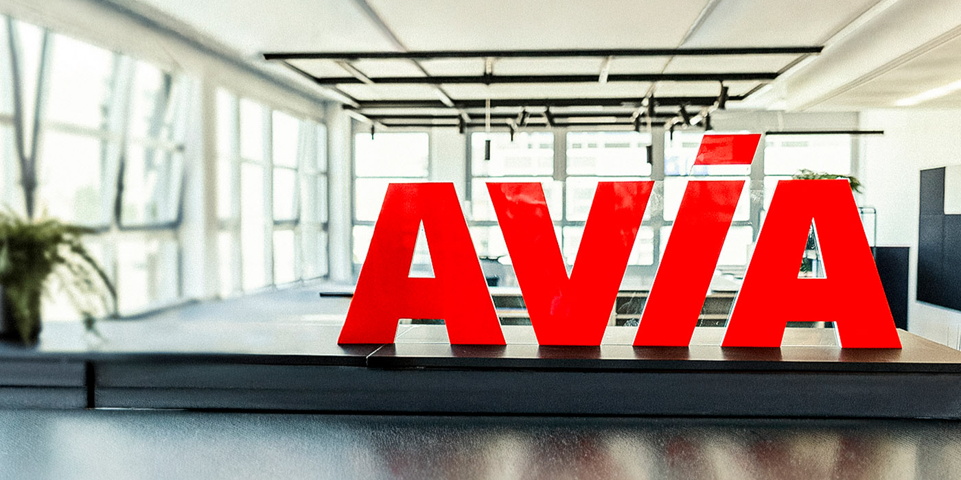 AVIA Logo in großen Lettern