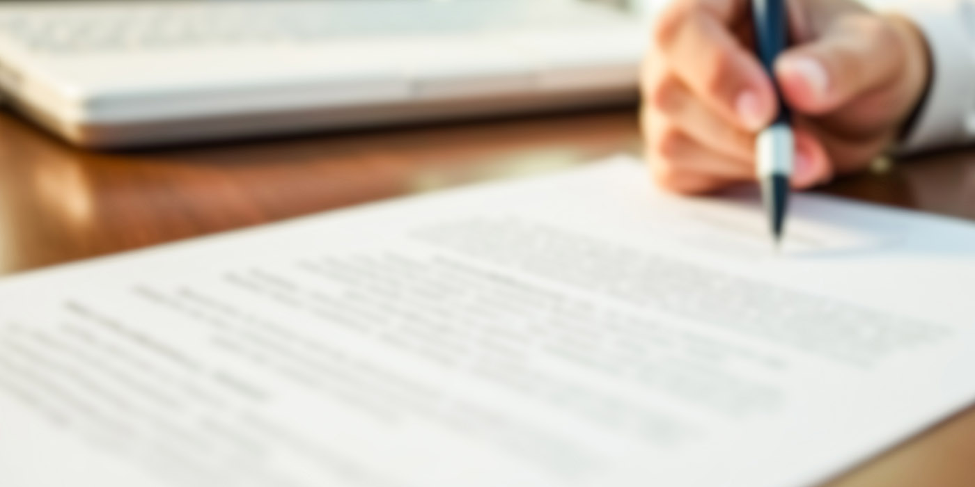 Papier wird unterschrieben