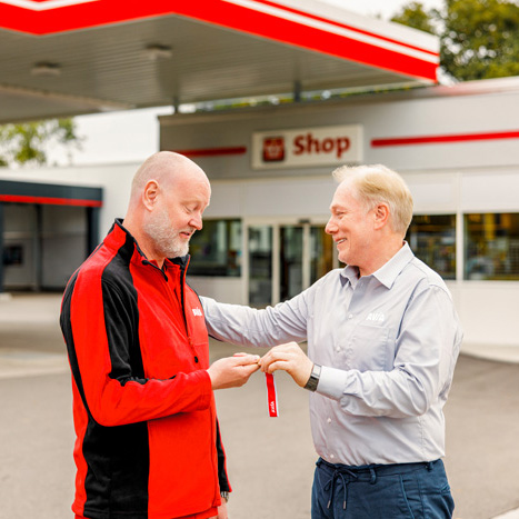 Berater überreicht Schlüssel