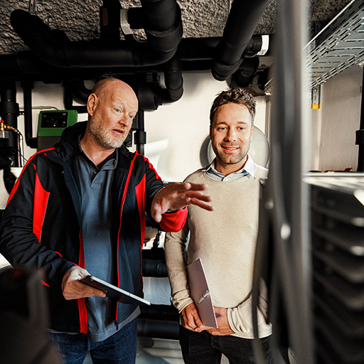 Monteur erklärt Heizung