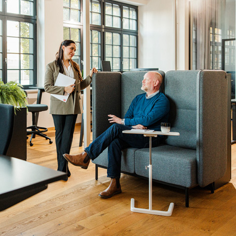 Büroräume mit 2 Personen die sich austauschen