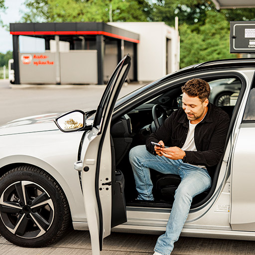 Mann steigt aus Auto