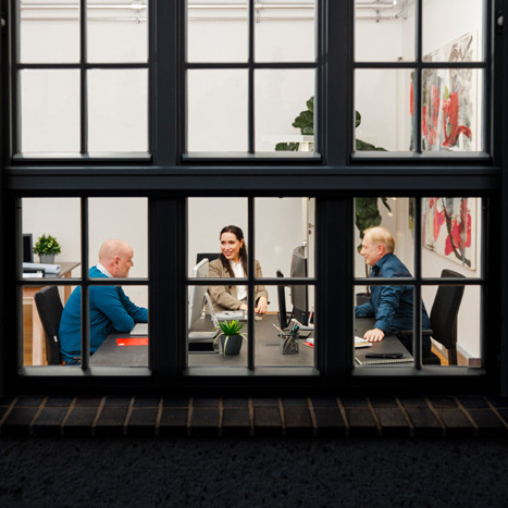Konferenz von außen durch Fenster fotografiert