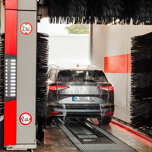 SUV wird gewaschen