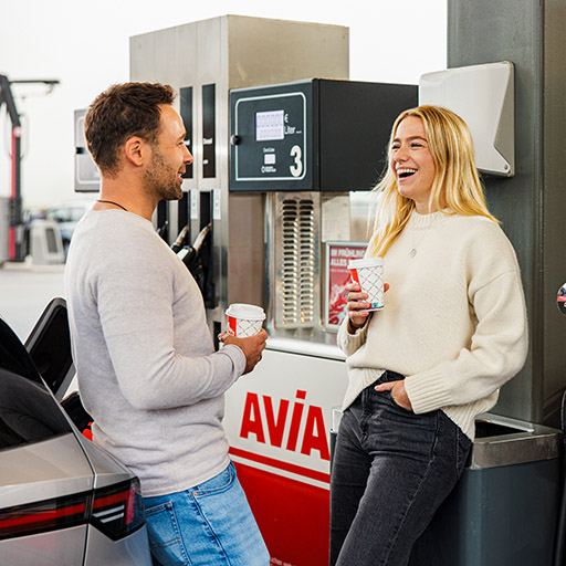 Pärchen unterhält sich an Zapfsäule