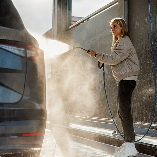 Fahrerin wäscht PKW