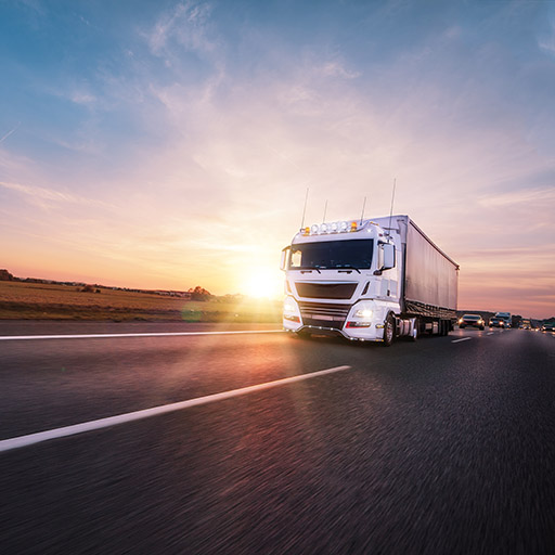 Laster auf Landstraße